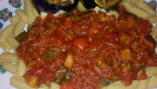 Pâtes complètes à la tomate et aux aubergines