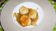 Noix de Saint-Jacques sur fondue d'oignon de Roscoff