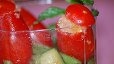 Verrines de tomates 'cœur de pigeon' farcies aux anchois et légumes sautés façon thaï