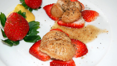 Testicules de dindon sur carpaccio de fraises