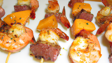 Brochettes de magret et de gambas à l'abricot et aux épices