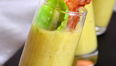 Verrines de soupe aux choux de Bruxelles, muscade et lard grillé