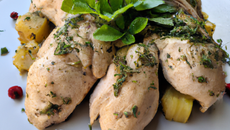 Chapon aux petits suisses et fines herbes