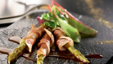 Asperges roulées à la ventrèche de cochon et mesclun de salades