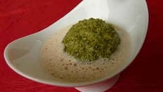 Mousse de cresson en agar-agar à la purée d'amandes, émulsion d'amandes