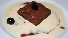 Brownies aux cerises amajena, crème anglaise