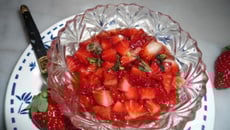 Tartare de fraises à la menthe poivrée traditionel