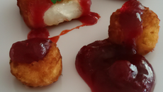 Camembert frit, coulis groseille-ketchup