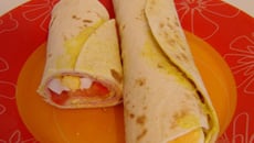 Tortilla de dinde fumée, légumes croquants et mayonnaise au curry