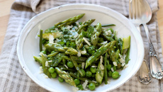 Salade de légumes primeur au parmesan et aux herbes fraiches