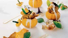 Dans une courge Jack be little, des coquillages et leur jus, olives fortes, basilics parfumés et pain frit