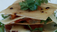 Mille-feuilles croustillant de cantal, herbes pancetta et poêlée de mirabelles