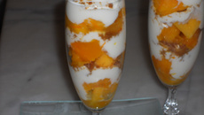 Coupes de pêche au fromage blanc vanillé