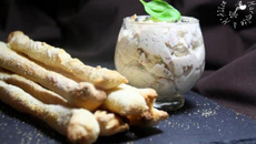 Gressins, fromage frais au basilic et tomates séchées