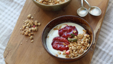 P’tit déj de saison : quetsches poêlées, yaourt de brebis et crumble