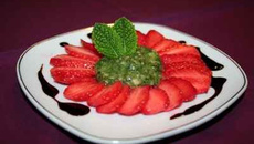 Carpaccio de fraises et son pesto sucré de menthe