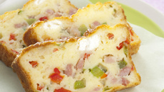 Cake d'été poivrons, lardons, chèvre