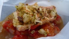 Papillote de saumon épicé aux tomates cerise