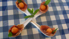 Billes de melon dans un écrin de jambon crû