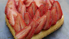 Cœur de fraises de France sur un esprit de cheesecake