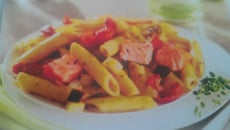 Penne aux courgettes/saumon et légumes du soleil