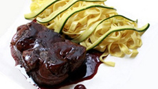 Filet de bœuf, cerises et poivre chaud aux deux tagliatelles
