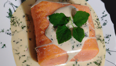 Feuilleté de saumon sauce à la crème et aux quatre herbes