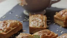 Cake mozza-petits pois, graines de fenouil et crevettes marinées