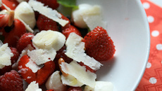 Salade de fraises, framboises, mozzarella et parmesan
