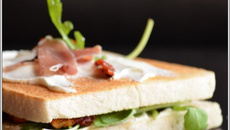 Croque Fraicheur Harrys, St Morêt®, tomates séchées, jambon cru & roquette