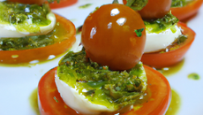 Tomates au chèvre et pesto