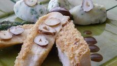 Suprême de volaille fermière des Landes panée, émulsion de noisettes du Lot-et-Garonne grillées aux herbes