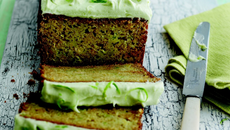 Cake au citron vert et à l'avocat Hass