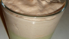 Mousse de crevettes sur un lit d'avocat