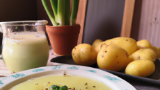 Velouté de pommes de terre à la sauce verte maison