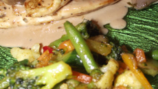 Filet de poulet, sauce aux poivres, petits légumes poêlés