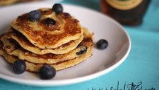 Pancakes aux flocons d'avoine, cottage cheese et myrtilles