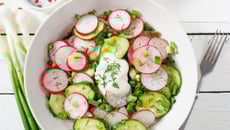 Salade de radis au concombre et aneth, sauce au yaourt grec