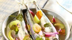 Maquereaux marinés au vin blanc et aux aromates