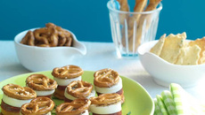 Sandwichs de bretzels au chorizo, melon et mozzarella