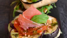 Bruschettas aubergine et tomate, pesto rouge et huile au basilic