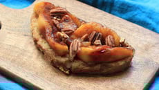 Pain perdu aux pommes caramélisées & noix de pécan