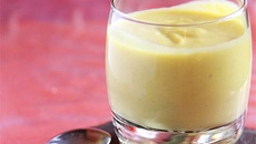 Velouté de courgette et pâtisson au curcuma