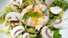 Salade d'œuf pochée au Coraya