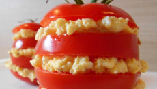 Mille-feuilles de tomate mimosa