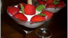 Dessert aux fraises et chocolat blanc sur lit de cassis