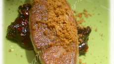 Foie gras poêlé aux spéculoos et lit de fruits rouges