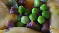 Ravioli de pigeonneau aux petits pois fumés