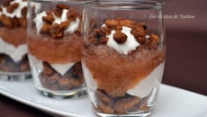 Verrines de compote poire et figue, chèvre frais et pépites de spéculoos poêlées au miel