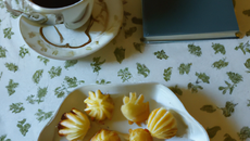 Petits fours pour le café, conversations, madeleines, pommes d'amour